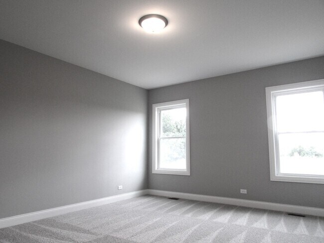 Building Photo - 981 Meadow Ln