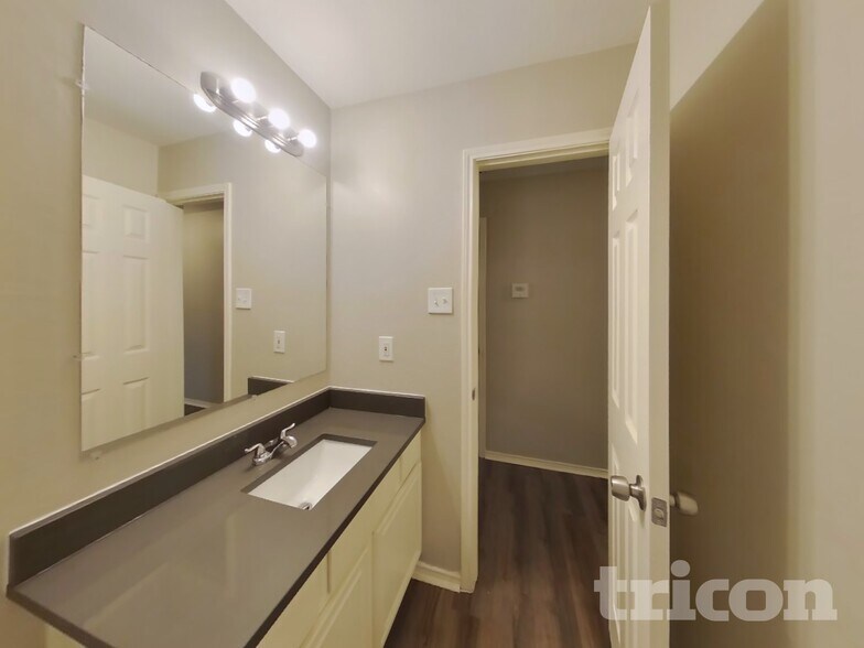 Building Photo - 834 San Jacinto Dr