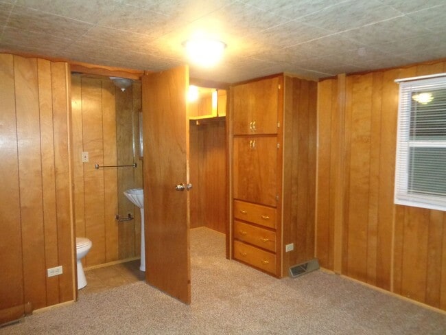 Building Photo - 3 Bedroom/ 1 1/2 Bathroom Mobile Home