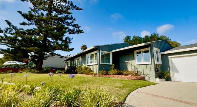 Building Photo - Beautiful 3BR/3BA Point Loma Home with Vaulted Ceilings & Central AC