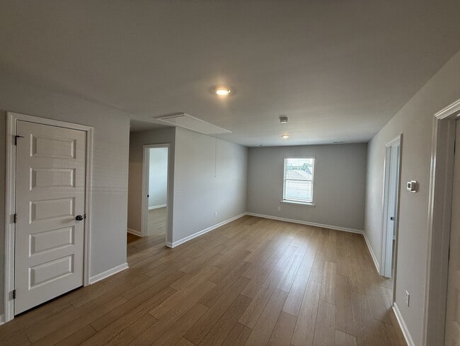 Building Photo - 160 Labrador Ln