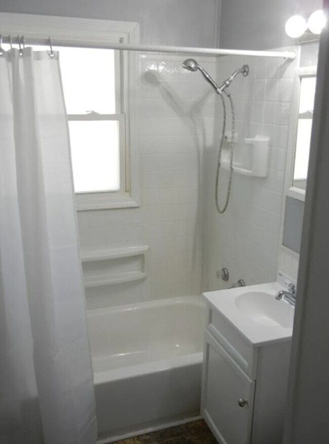 Building Photo - 1206 E St Andrews Rd