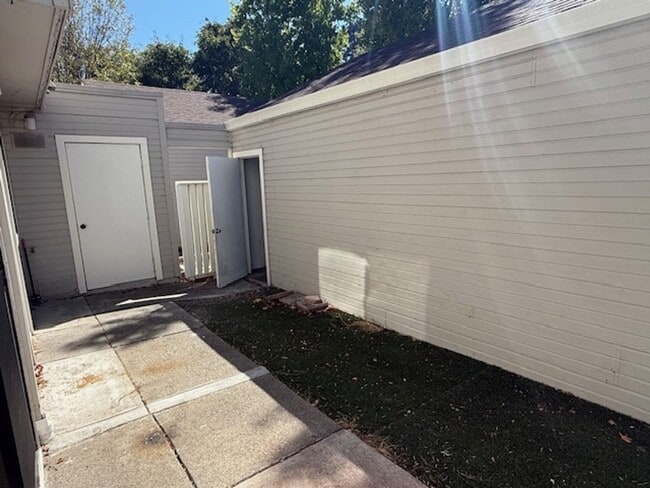 Building Photo - 3-Bedroom Hilltop Village Home w/ Bonus Am...