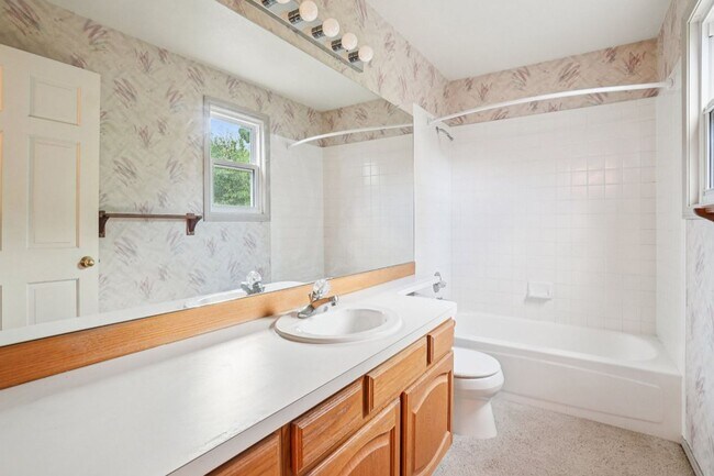 Building Photo - 9 month lease 5 bed 3.5 bath Castle Pines ...