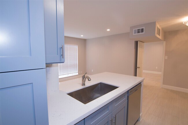 Building Photo - 2201 Fountain View Dr