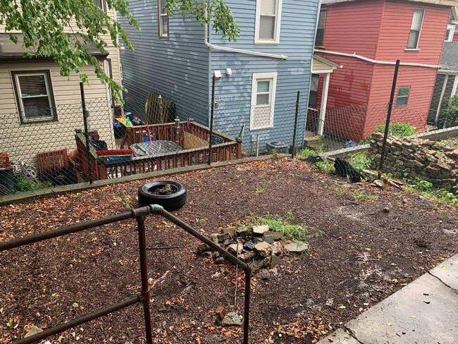 Building Photo - SPACIOUS OAKLAND HOUSE WITH BONUS ROOM - AVAILABLE AUGUST!