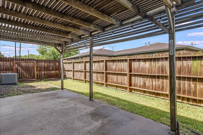 Building Photo - 11205 Willowood Creek Dr