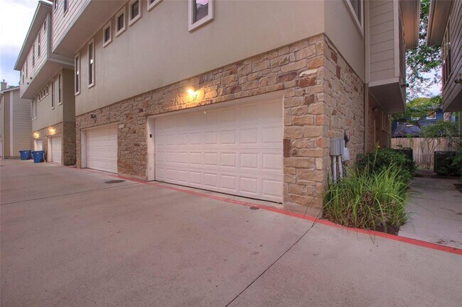 Building Photo - 1115 Kinney Ave