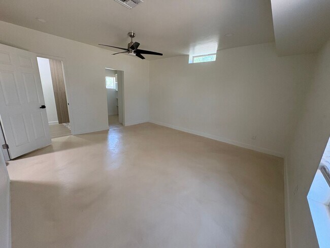 Building Photo - 3 Bedroom 2 Bath by Reid Park !