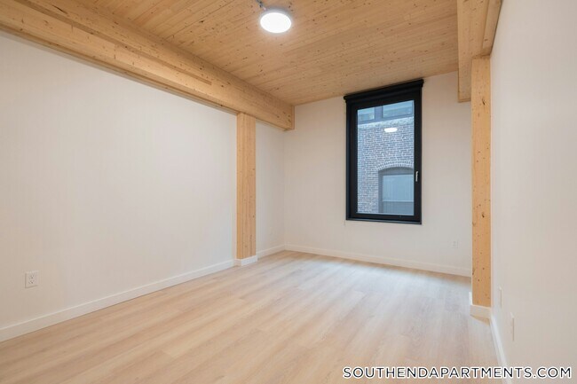 Building Photo - 11 E Lenox St