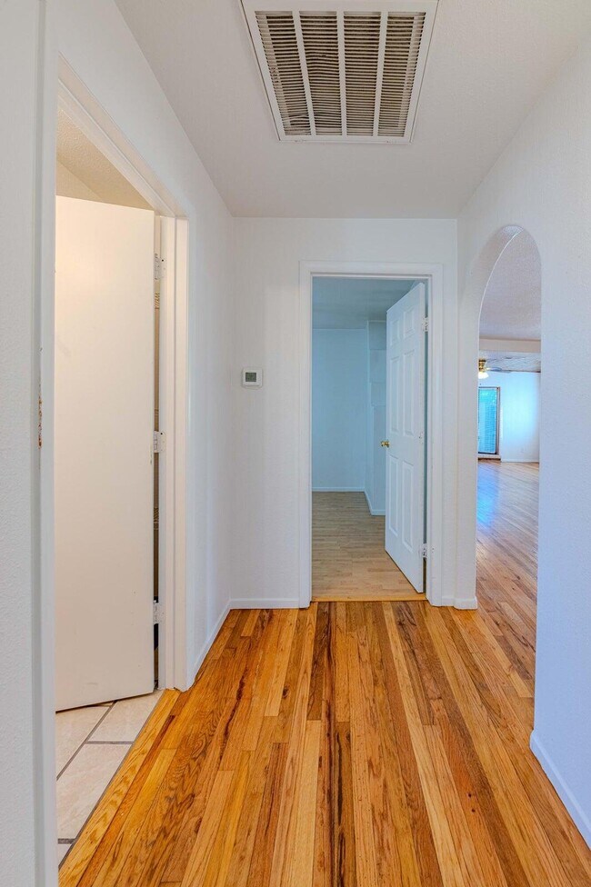 Building Photo - 609 Candelaria Rd NW