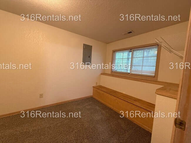 Building Photo - $1,595 - 3 bed 2 bath - Beautiful Remodeled Duplex Home Available Now!