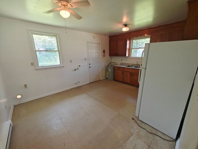 Building Photo - 2 bedroom home