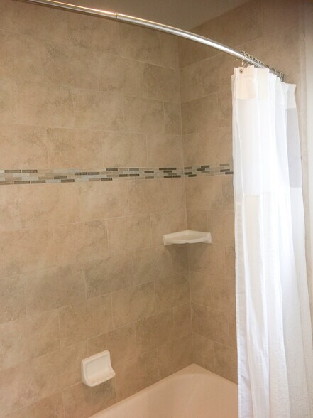 Building Photo - 933 E 1st St