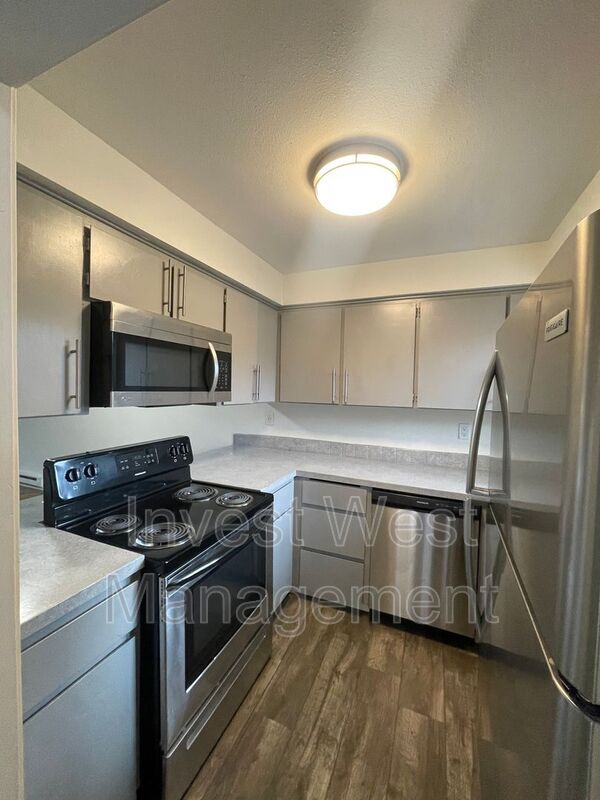 Building Photo - 1960 33 Avenue