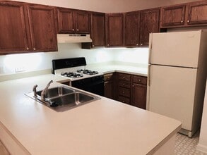 Building Photo - Warm, Cozy, Condo Move In Ready!