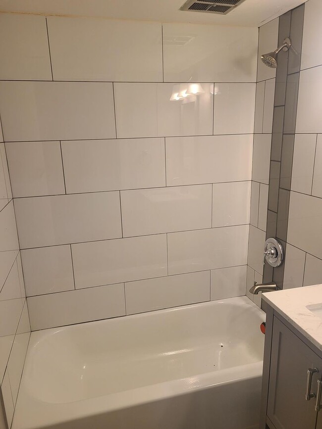 Building Photo - 17th St 6 Plex