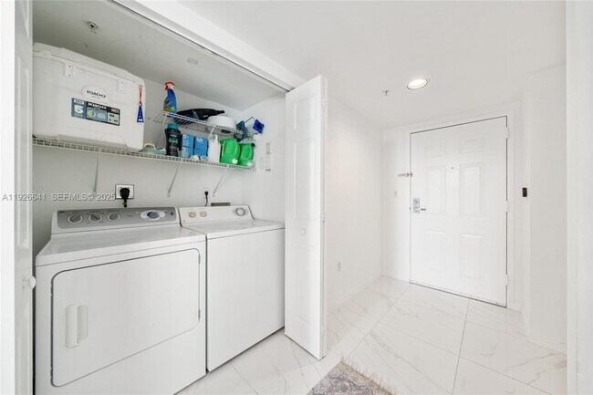 Building Photo - 1155 Brickell Bay Dr