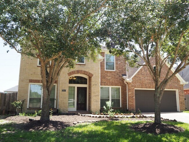 Building Photo - 28607 Green Hedge Dr
