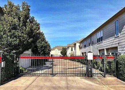 Building Photo - 3811 Center Plaza Dr