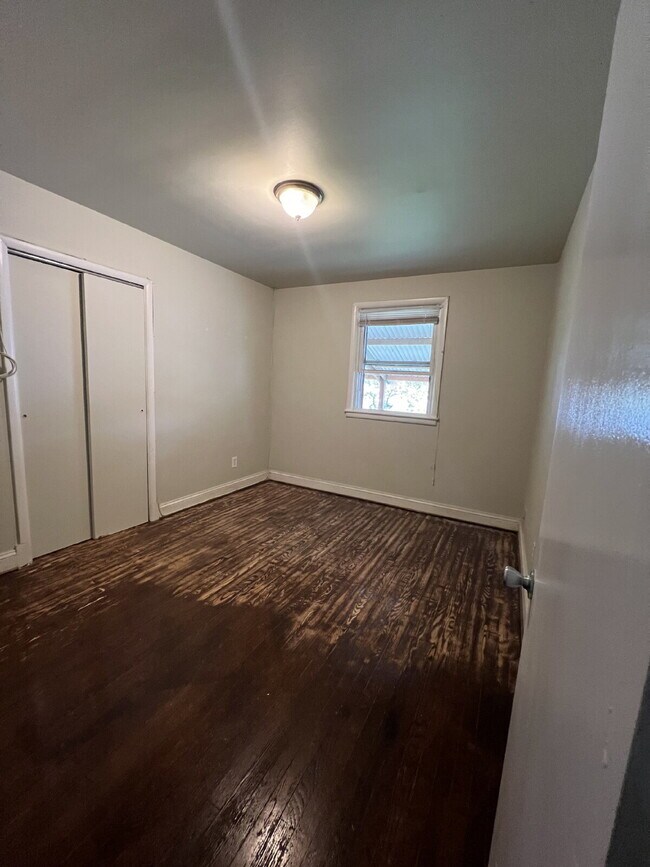 Building Photo - "Expansive 5-Bedroom Haven with Dual Kitch...