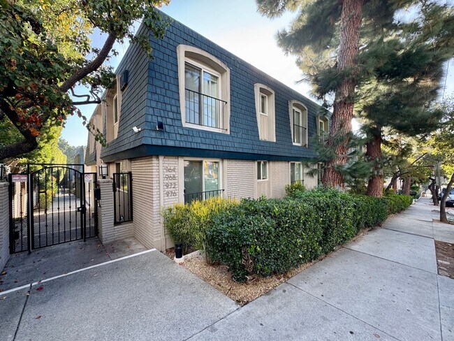 Building Photo - Prime West Hollywood location within a close proximity to everything!