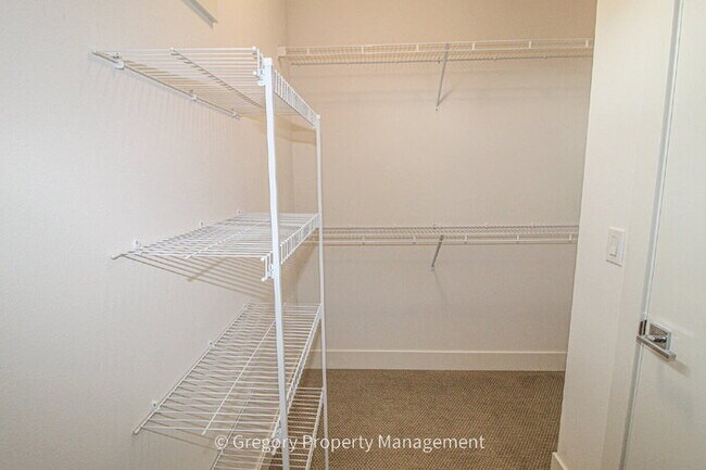 Building Photo - Newer Luxury 4 Bed 3 Bath 2 Car Garage Townhouse in Desirable Downtown Bothell Location. Walk to ...