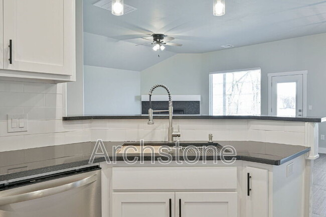 Building Photo - 2140 N Everest Ave