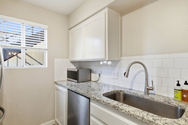 Building Photo - 2233 E Highland Ave