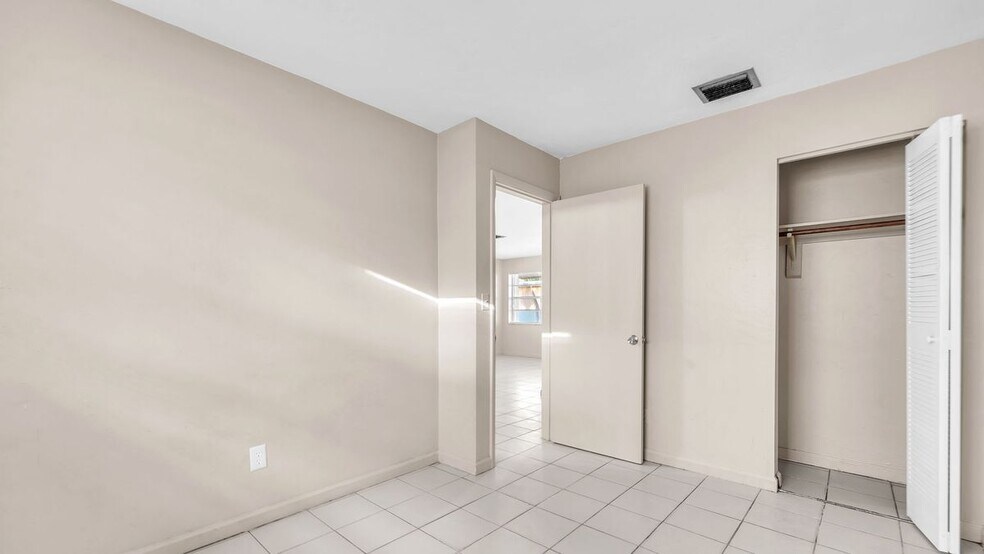 Building Photo - 6116 SW 39th St