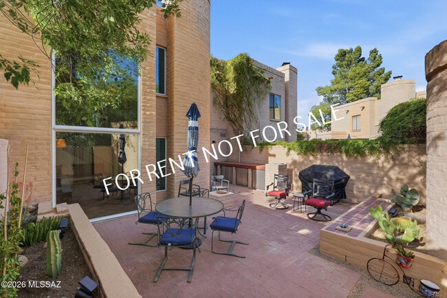 Building Photo - 2824 E Sierra Vista Rd