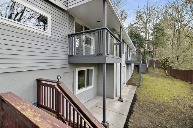 Building Photo - Modern Remodeled 2BR Duplex with Garage in Prime Shoreline Location