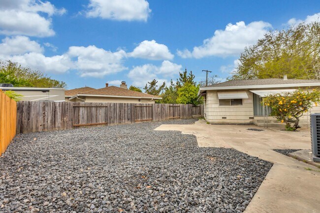 Building Photo - 1020 Seamas Ave