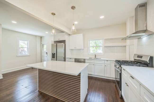 Building Photo - 725 Belmont Ave