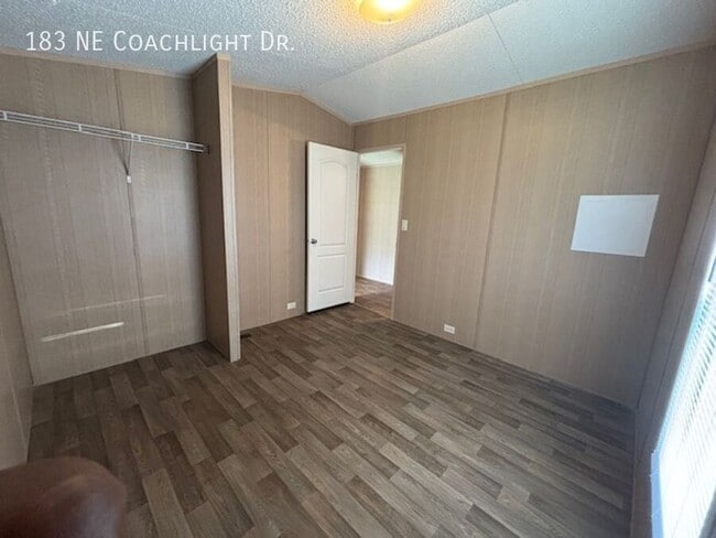 Building Photo - 183 Coachlight Dr