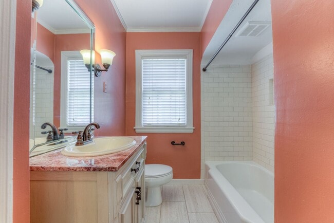 Building Photo - Beautiful 3 bed/3 full baths PLUS flex spa...
