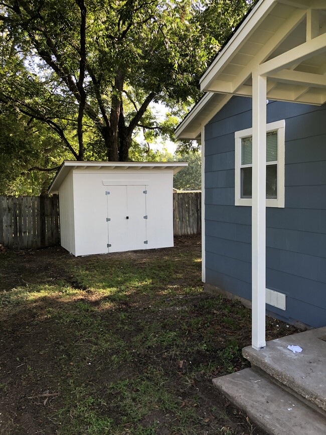 Building Photo - 603 Avenue B