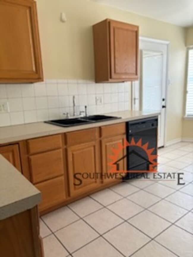 Building Photo - Beautiful 3 bedroom 2 bath brick home