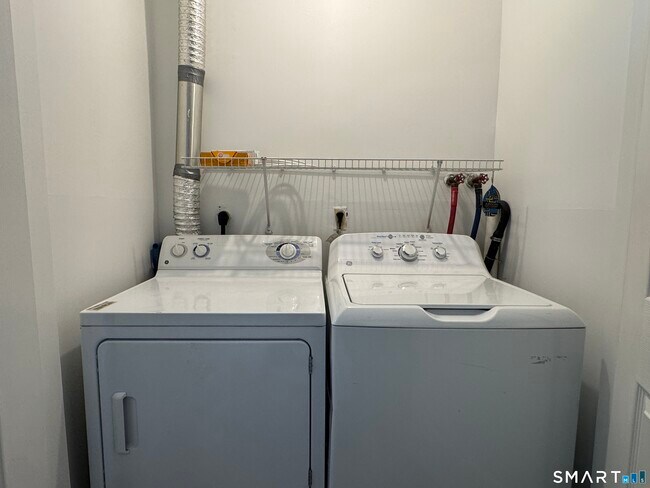 Building Photo - 22 Radio Pl