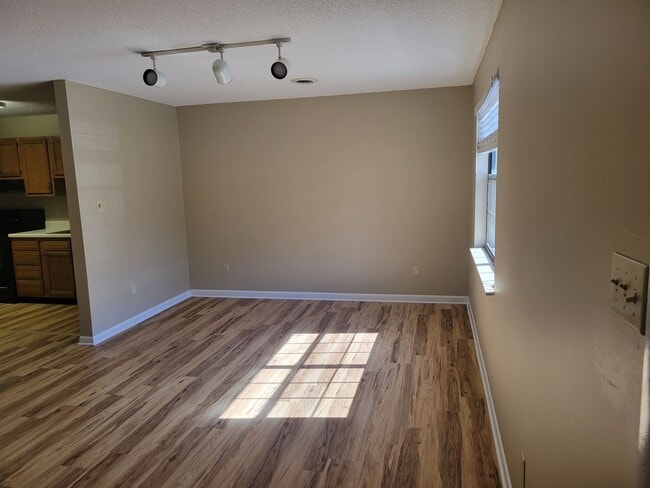 Building Photo - Knoxville 37922 - 2 bedroom, 2 bath townho...