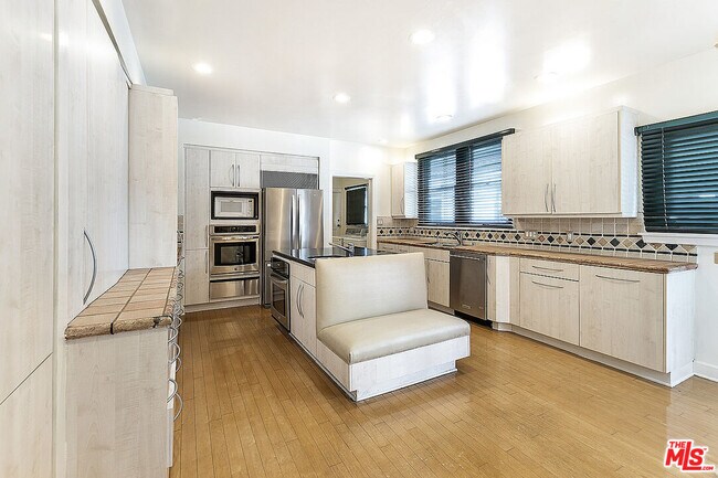 Building Photo - 143 S Mansfield Ave