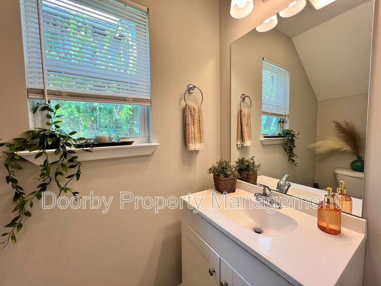 Building Photo - 2106 Duncan Ave