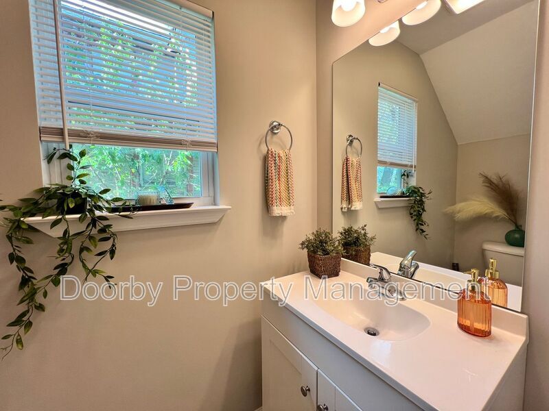 Building Photo - 2106 Duncan Ave