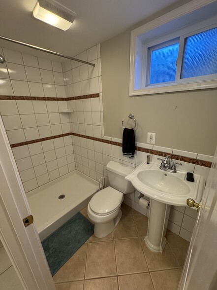 Full Bathroom - 201 E Indian Spring Dr