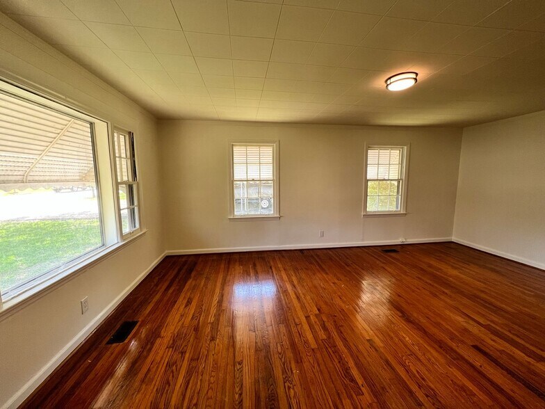 Building Photo - 1407 S Moore Rd