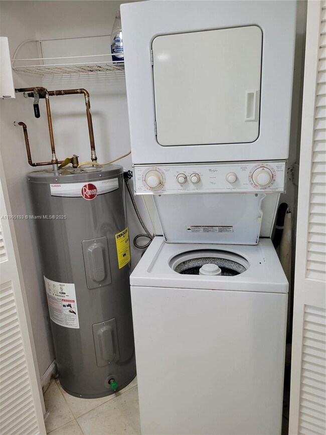 Building Photo - 1821 NE 40th Ct