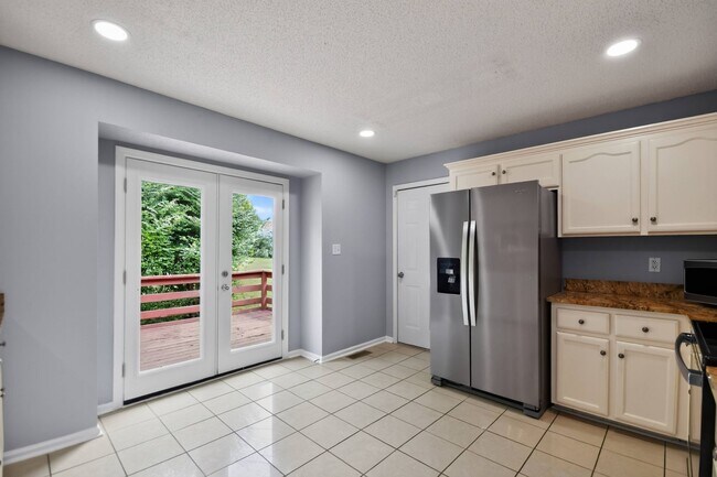 Building Photo - Pet Friendly on Three Acres!
