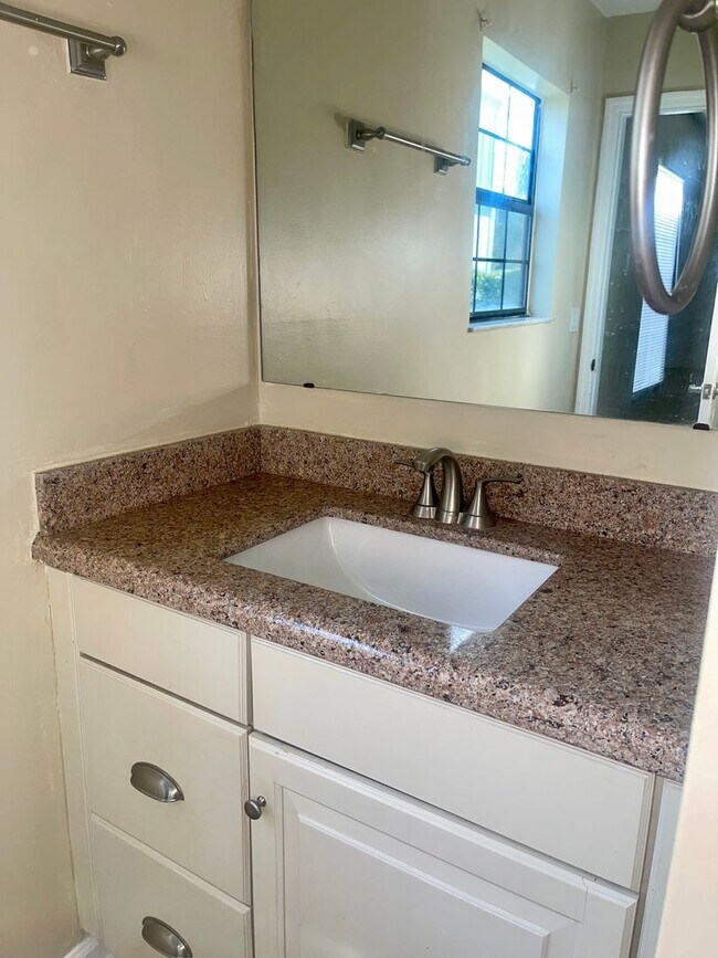 Building Photo - Discover Easy Florida Living in Holly Hill!