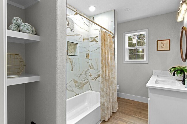 Building Photo - 15529 Pine St