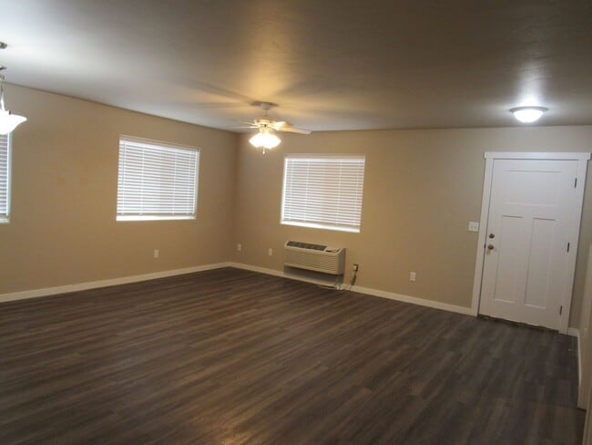 Building Photo - Nearly New 2bd/1ba Apartment w/washer/dryer included!